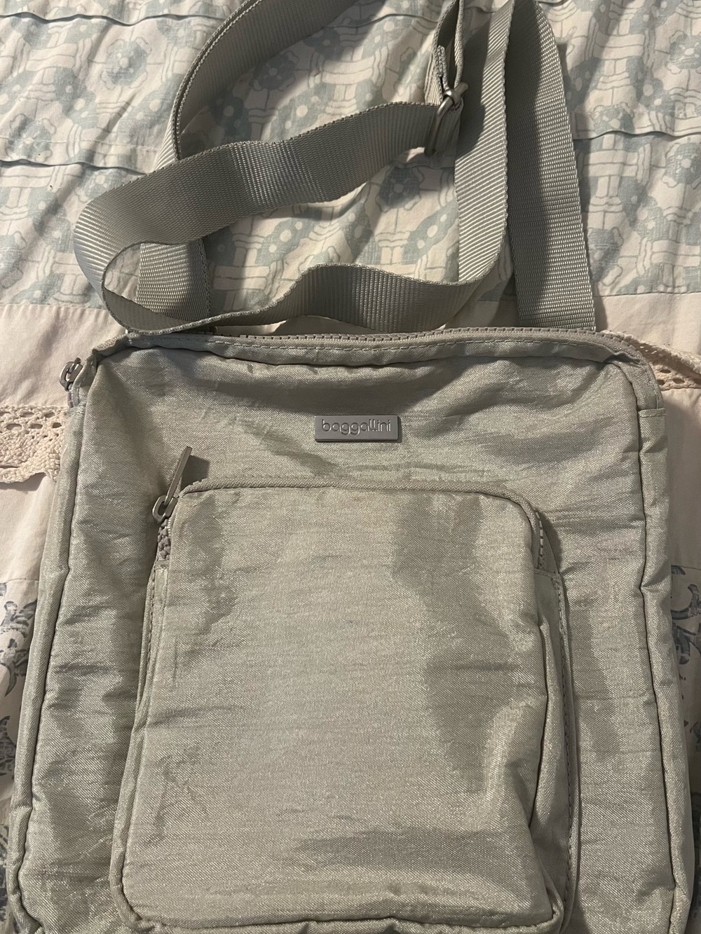 Baggallini Lightweight Crossbody Bag in Light Silver Gray Pink lining